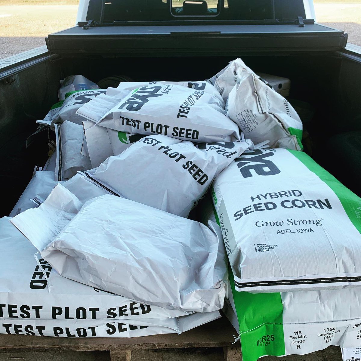 prosouthag's tweet photo. Our team worked hard this weekend! Putting in over 70 plot entries across 4 locations while trying to beat the incoming rain. These plots as well as many others scattered across the state will provide great data to assist with your 2022 seed decisions! #plant21 🌽💪 https://t.co/N5kRAEyivY