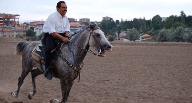 enes_aknc_'s tweet photo. Ne yana gider,güzel atlara binenler. Gitti gideli kalmadı bir şey, güzel atlarla binenler..! #MuhsinYazıcıoğlu https://t.co/7FiUfuazxI