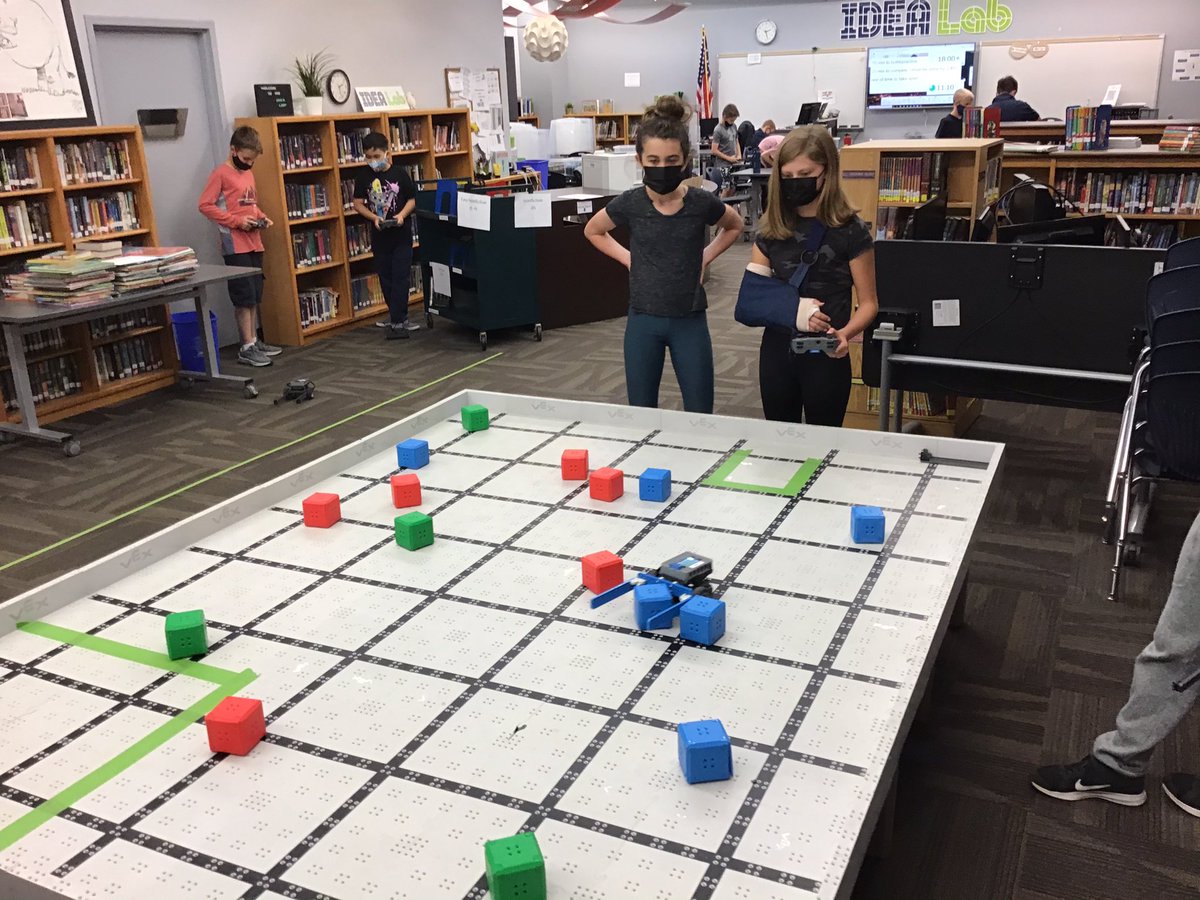 JeremyCD's tweet photo. Some of my 5th graders finally got to do some robotics this year. @SummitSchoolAhw @SummitIdea #SuccessAtSummit @VEXRobotics @PLTWorg #pltw #vex https://t.co/Gpd6ZbYcwn