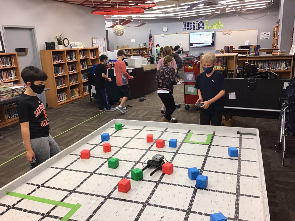 JeremyCD's tweet photo. Some of my 5th graders finally got to do some robotics this year. @SummitSchoolAhw @SummitIdea #SuccessAtSummit @VEXRobotics @PLTWorg #pltw #vex https://t.co/Gpd6ZbYcwn