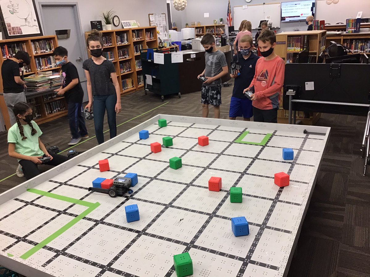 JeremyCD's tweet photo. Some of my 5th graders finally got to do some robotics this year. @SummitSchoolAhw @SummitIdea #SuccessAtSummit @VEXRobotics @PLTWorg #pltw #vex https://t.co/Gpd6ZbYcwn