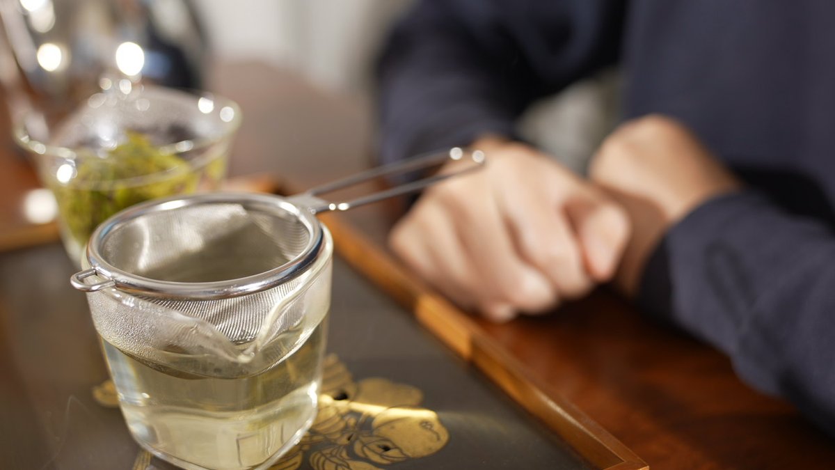PinestoneT's tweet photo. Smell: The pale, yellow liquid cup of tea holds the scent of freshly-mown lawn and chestnuts.

The initial scent of the dry leaves are rather strong in aroma. The second scent is slightly toasty and smoky. Upon sipping, the vegetal notes come through alongside the nutty aroma. https://t.co/ZcEmAgoFqO
