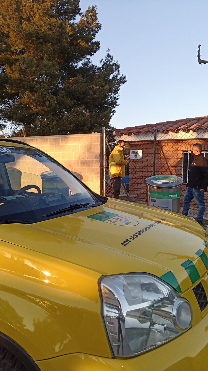 AdfCamp's tweet photo. Els abocaments de runa i materials diversos a la via urbana o forestal poden ser un motiu en l'inici d'un incendi.
Informar que hi haurà vigilància.
Demanem col•laboració ciutadana per evitar-ho, l'ordenança de convivència i civisme, i la mediambiental en preveu sancions. https://t.co/jKAY4pighu