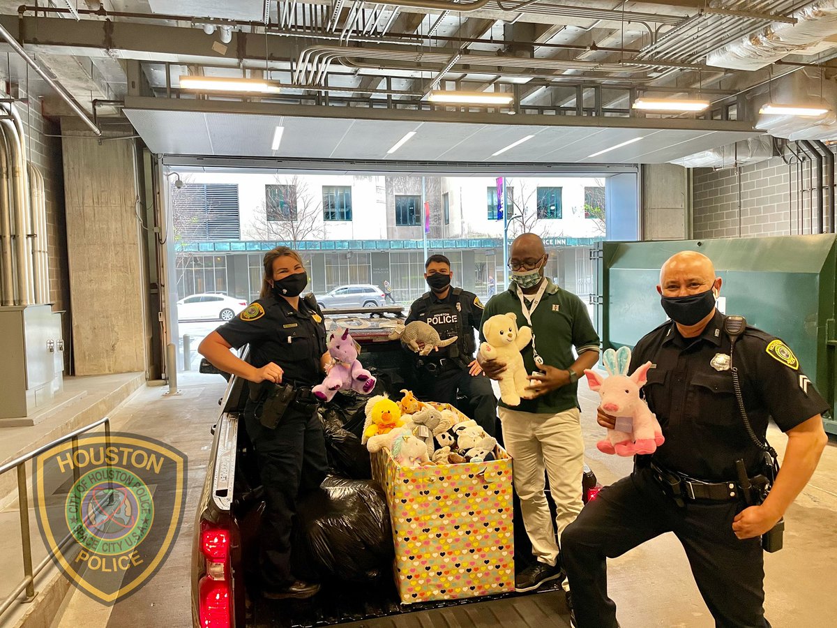 Ofc_RobHPD's tweet photo. Another truck🐻load of stuffed animals donated by Kathy Edwards with Kinder Morgan! Thank you for a great🤝partnership that allows us to reach those in need! 
•
•
•
#thinblueline #relationalpolicing #communitypolicing #houstonpolice #kindermorgan #publicaffairs https://t.co/EMNB837g3J
