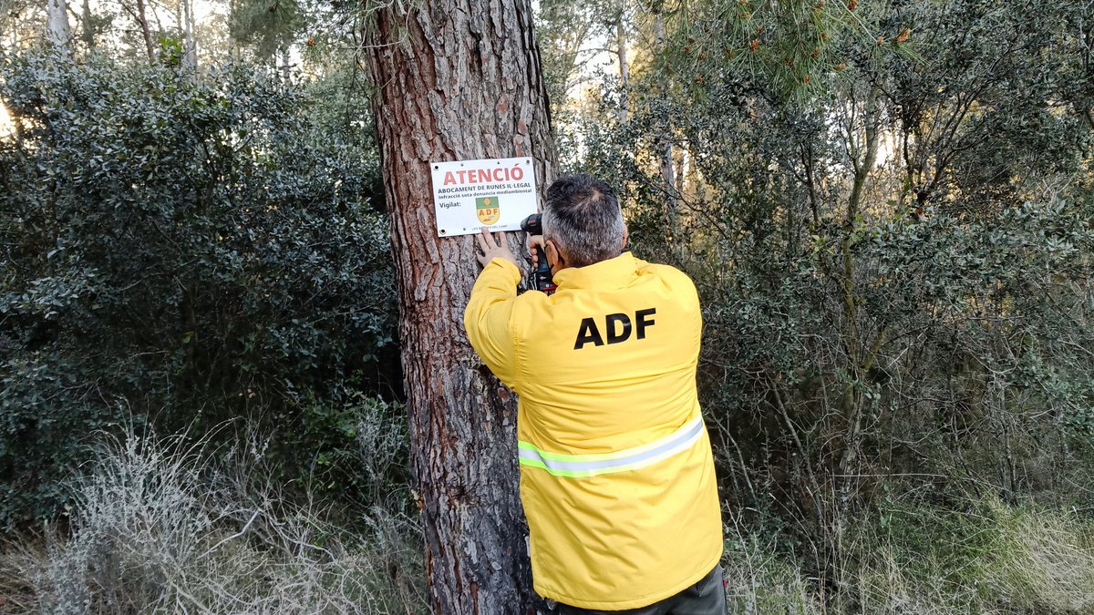 AdfCamp's tweet photo. Els abocaments de runa i materials diversos a la via urbana o forestal poden ser un motiu en l'inici d'un incendi.
Informar que hi haurà vigilància.
Demanem col•laboració ciutadana per evitar-ho, l'ordenança de convivència i civisme, i la mediambiental en preveu sancions. https://t.co/jKAY4pighu