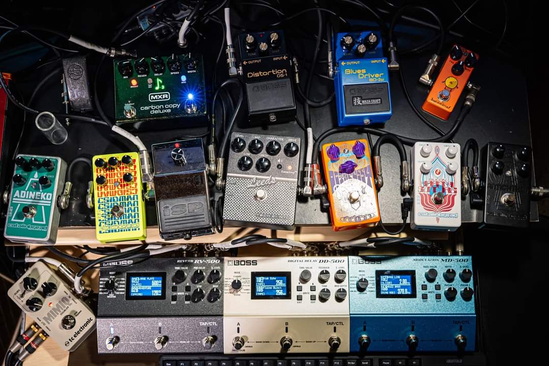 junya_koketsu's tweet photo. 1年前の機材セッティング

#Catalinbread #Antichthon #KarmaSutureSilicon #Octapussy #CSIDMAN #Adineko
#EffectsBakery #BagelOverDrive

#BOSS_jpn #BD2W #DS1 #MD500 #DD500 #RV500

#Tech21 #Sansamp #Leeds
#ISP #DECIMATORII
#MXR #CarbonCopyDeluxe
#TCElectronic #MimiqDoubler

📷α7III https://t.co/4BzWPLxr3K