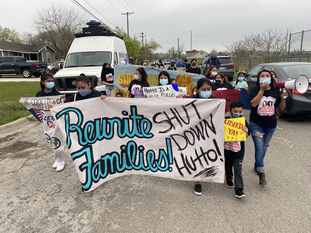 Grassroots_News's tweet photo. Mujeres Luchadores are marching in front of the caravan calling for the closure of the T. Don Hutto detention center. https://t.co/85N9YpF0Ho
