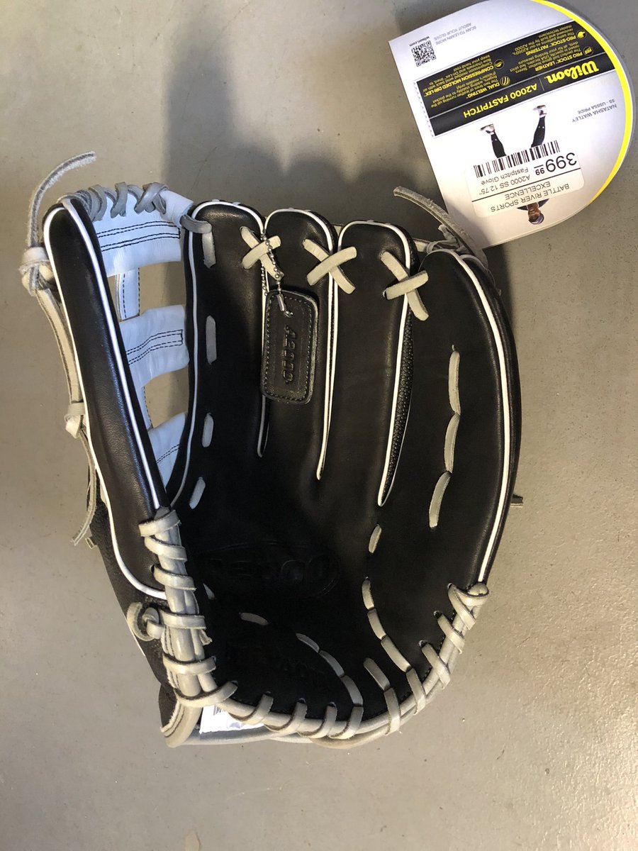 battle_river's tweet photo. Which glove would you pick? #fastball #defense #playcatch spring has to be close https://t.co/ZbUrHR5C5F