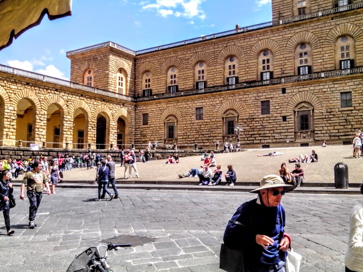 4LoveOfTravels's tweet photo. Meanwhile, back in #Florence, #Italy, the #PalazzoPiti was waiting on the south side of the #RiverArno. https://t.co/uZdzmvD5IY