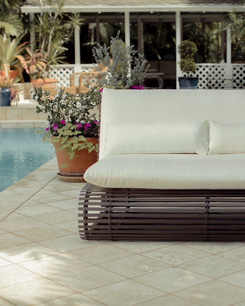 StoriModern's tweet photo. Kick back and relax by the pool with a fantastic Novel. Oh and maybe a book too. https://t.co/RmpWmNkVpo
#storimodern #patiofurniture #modern #outdoorfurniture #outdoorliving #sunbrella #novel https://t.co/5Vvw6V7kL1