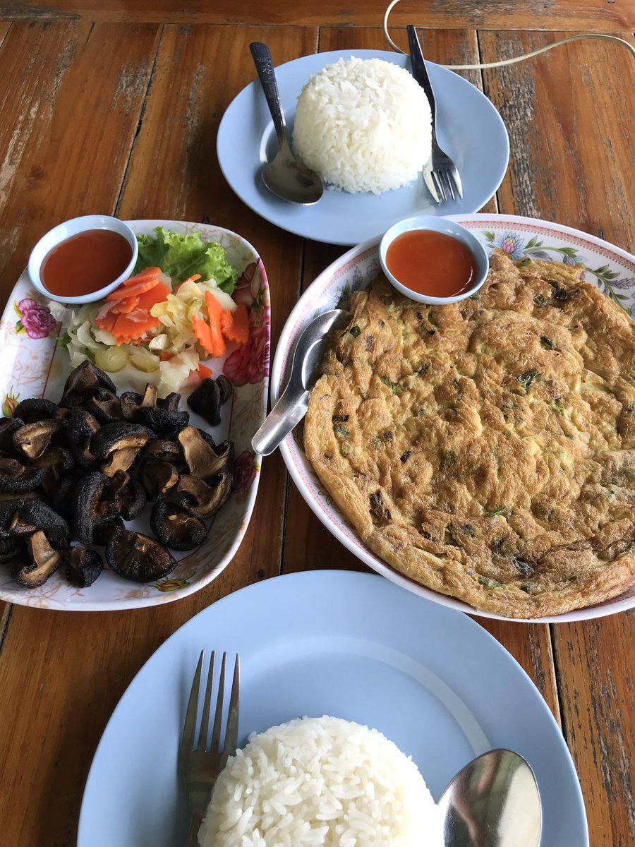 Rajprasong_News's tweet photo. #เพราะประเทศนี้เป็นของราษฎร #Khaokho #Petchabun #Thailand The kitchen tailor makes this crush pork-scallion omlet, w/ Sriracha sauce on the side, the way I prepare my breakfast at home, it tastes 3 times better, wind mills and cool breeze, best provincial breakfast to have https://t.co/dRZ93BzZAL