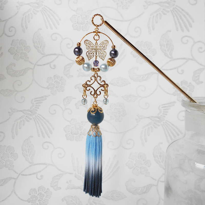 【minne入荷状況】
再販『蝶チャイナ菱ちびタッセル耳飾り』【水色×紺】、『蝶チャイナ菱ちびタッセルかんざし』【水色×紺】×各1点投入しました。
minne.com/@hanahiko
#ハンドメイドアクセサリー 
#花比古