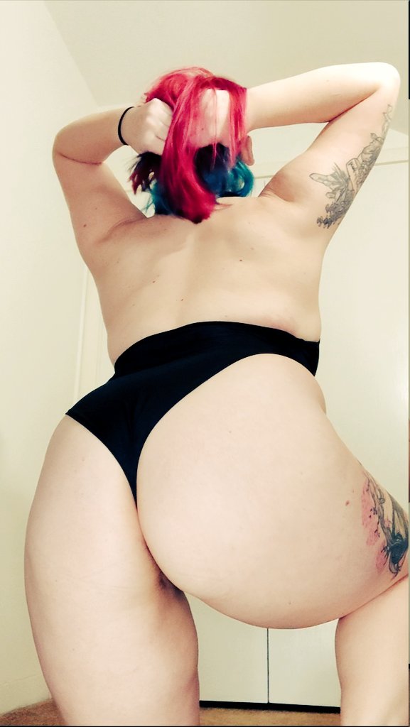 Chloebabes69's tweet photo. Arch that back baby. Speaking on baby got back 😘😝 🔗 in comment https://t.co/TbndIxAc9R