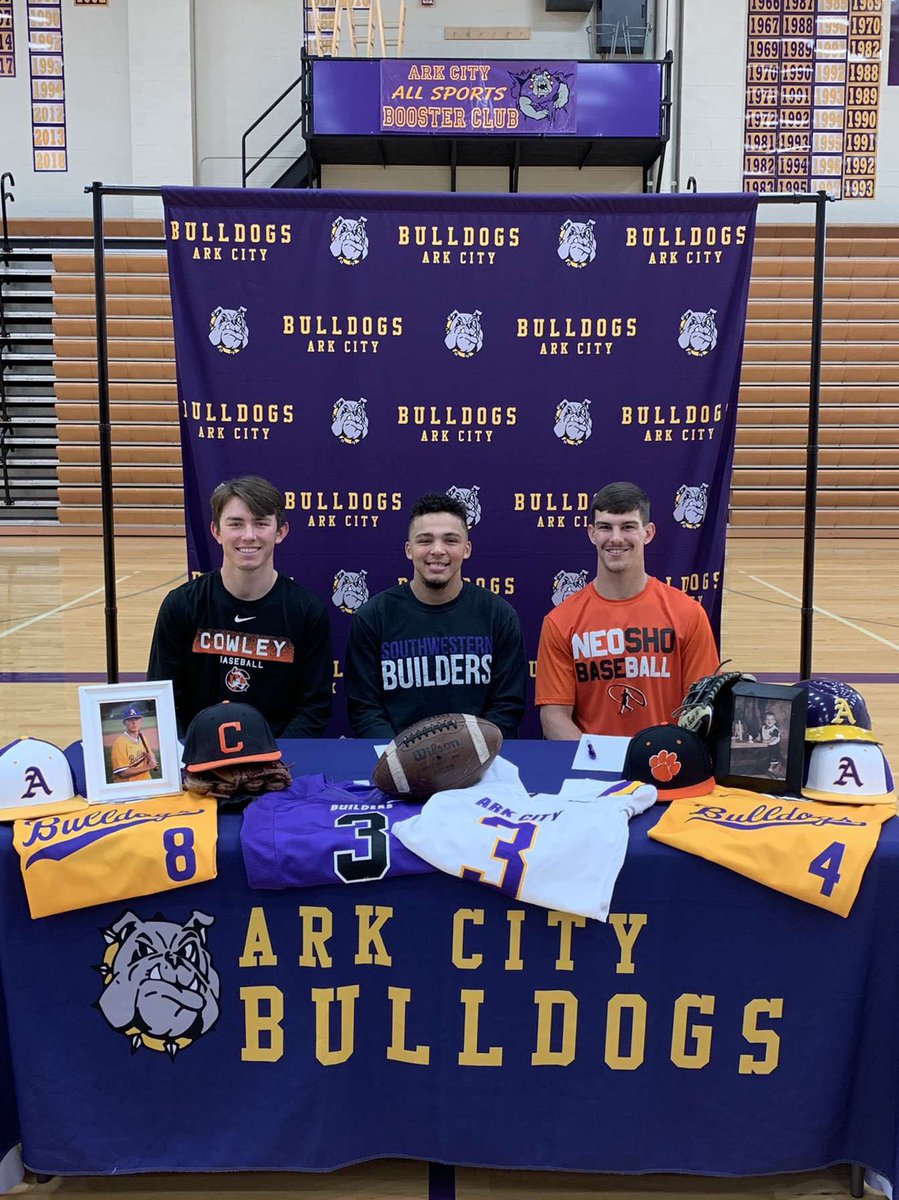 DevonWatkins20's tweet photo. Finally official! Proud to be apart of @BuilderFootball. And a huge applause to my guys @BucherOwen4 and @hadenotoole!! https://t.co/pf3FdwaqCY
