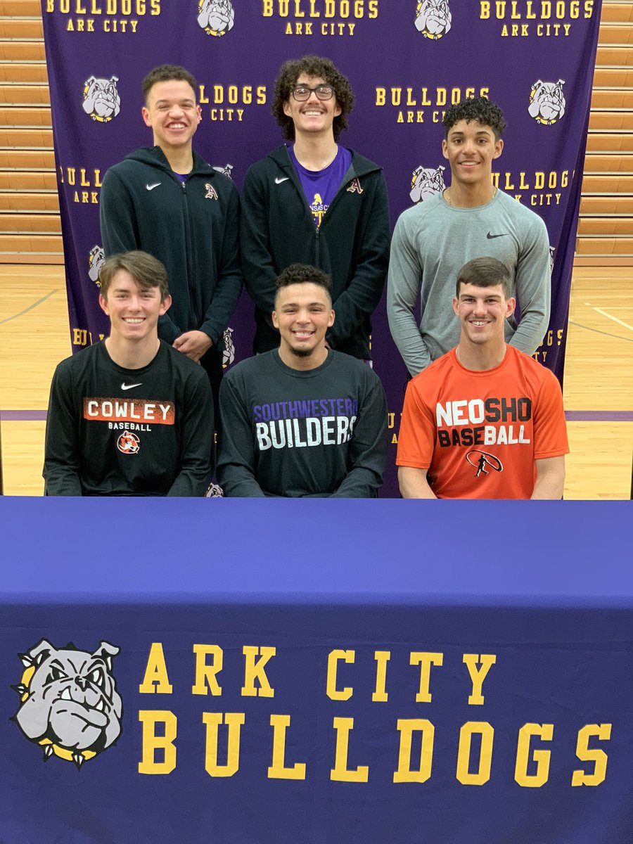 DevonWatkins20's tweet photo. Finally official! Proud to be apart of @BuilderFootball. And a huge applause to my guys @BucherOwen4 and @hadenotoole!! https://t.co/pf3FdwaqCY