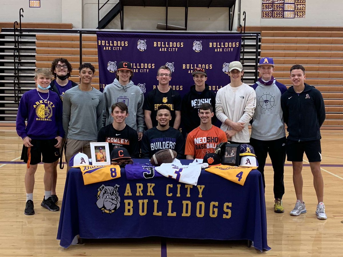DevonWatkins20's tweet photo. Finally official! Proud to be apart of @BuilderFootball. And a huge applause to my guys @BucherOwen4 and @hadenotoole!! https://t.co/pf3FdwaqCY