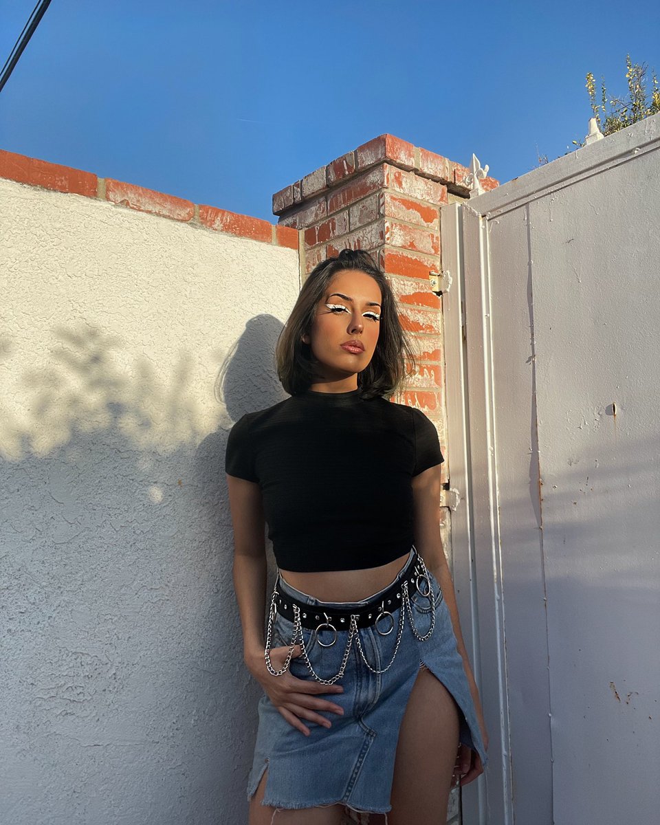 gennylooks_'s tweet photo. I love golden hour this time of year 🤍 https://t.co/KYqhxj7MRv