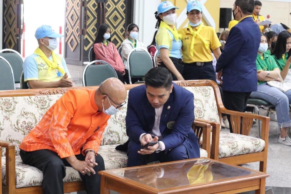 jitsu_thai's tweet photo. ผศ.ชาญชัย สุขสุวรรณ์ นายกสมาคมกีฬายูยิตสูแห่งประเทศไทย พร้อมด้วยคณะผู้บริหารสมาคมฯ และผู้ฝึกสอนทีมชาติไทย ร่วมกันนำทีมเดินทางไปร่วมโครงการ “อบรมศิลปะป้องกันตัว การช่วยฟื้นคืนชีพ และการใช้เครื่องกระตุกหัวใจด้วยไฟฟ้าชนิดอัตโนมัติ” สำหรับนักศึกษามหาวิทยาลัยราชภัฏอุดรธานี https://t.co/uGlg35Y3B3