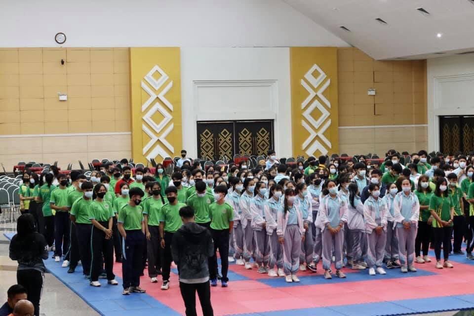 jitsu_thai's tweet photo. ผศ.ชาญชัย สุขสุวรรณ์ นายกสมาคมกีฬายูยิตสูแห่งประเทศไทย พร้อมด้วยคณะผู้บริหารสมาคมฯ และผู้ฝึกสอนทีมชาติไทย ร่วมกันนำทีมเดินทางไปร่วมโครงการ “อบรมศิลปะป้องกันตัว การช่วยฟื้นคืนชีพ และการใช้เครื่องกระตุกหัวใจด้วยไฟฟ้าชนิดอัตโนมัติ” สำหรับนักศึกษามหาวิทยาลัยราชภัฏอุดรธานี https://t.co/uGlg35Y3B3