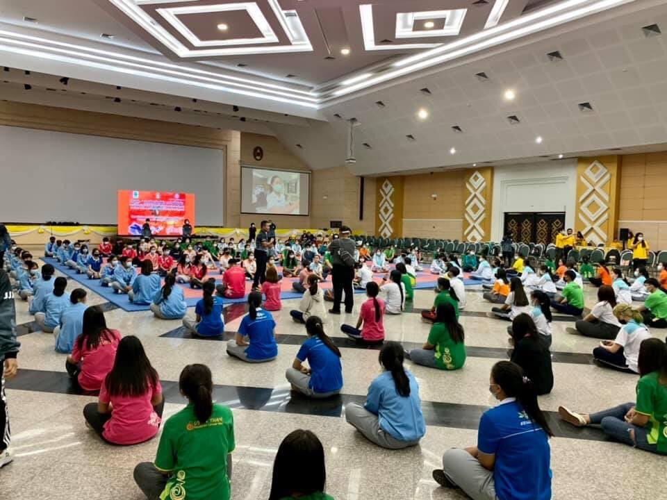jitsu_thai's tweet photo. ผศ.ชาญชัย สุขสุวรรณ์ นายกสมาคมกีฬายูยิตสูแห่งประเทศไทย พร้อมด้วยคณะผู้บริหารสมาคมฯ และผู้ฝึกสอนทีมชาติไทย ร่วมกันนำทีมเดินทางไปร่วมโครงการ “อบรมศิลปะป้องกันตัว การช่วยฟื้นคืนชีพ และการใช้เครื่องกระตุกหัวใจด้วยไฟฟ้าชนิดอัตโนมัติ” สำหรับนักศึกษามหาวิทยาลัยราชภัฏอุดรธานี https://t.co/uGlg35Y3B3