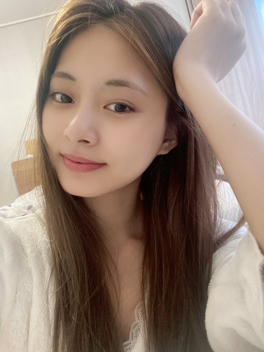 STZLOOKS's tweet photo. Yk what I'm scared of? What if satzu decides to turn on vlive and i'm going to miss it bc im in class or im sleeping... https://t.co/N9m9Q0CDsJ