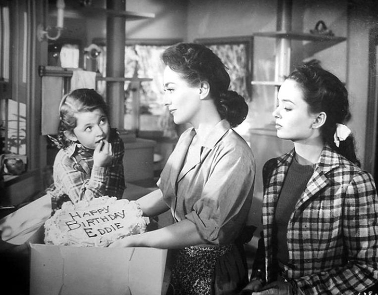 Masayuki Tsuda ついに邦訳が出たジェイムズ M ケインの ミルドレッド ピアース 映画版では 主演のジョーン クロフォードが着る衣裳の変化によって ２人の娘のいる野心的なシングルマザーが ウエイトレスからレストランを経営する裕福な女性へと