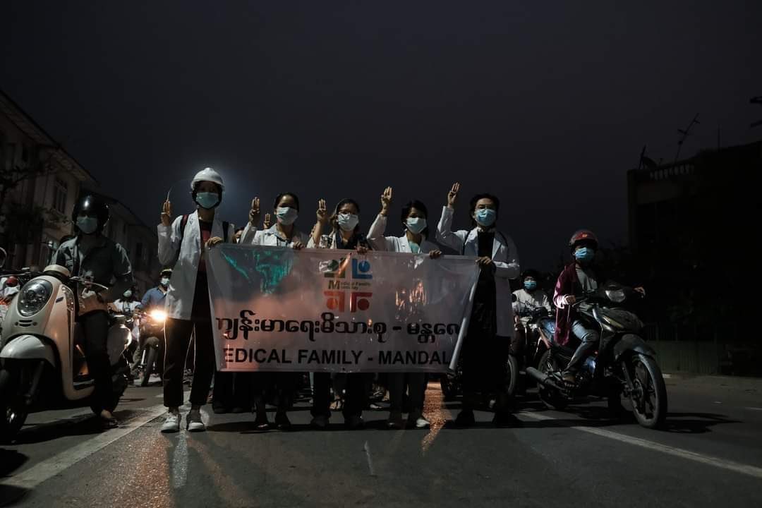meemeeyeemon's tweet photo. Early morning Dawn strike by medical family at Yangon & Mandalay city this morning #WhatsHappeningInMyanmar
#Mar25Coup
#InternetShutdown #WhiteCoatProtest https://t.co/e5HTq9WFfs