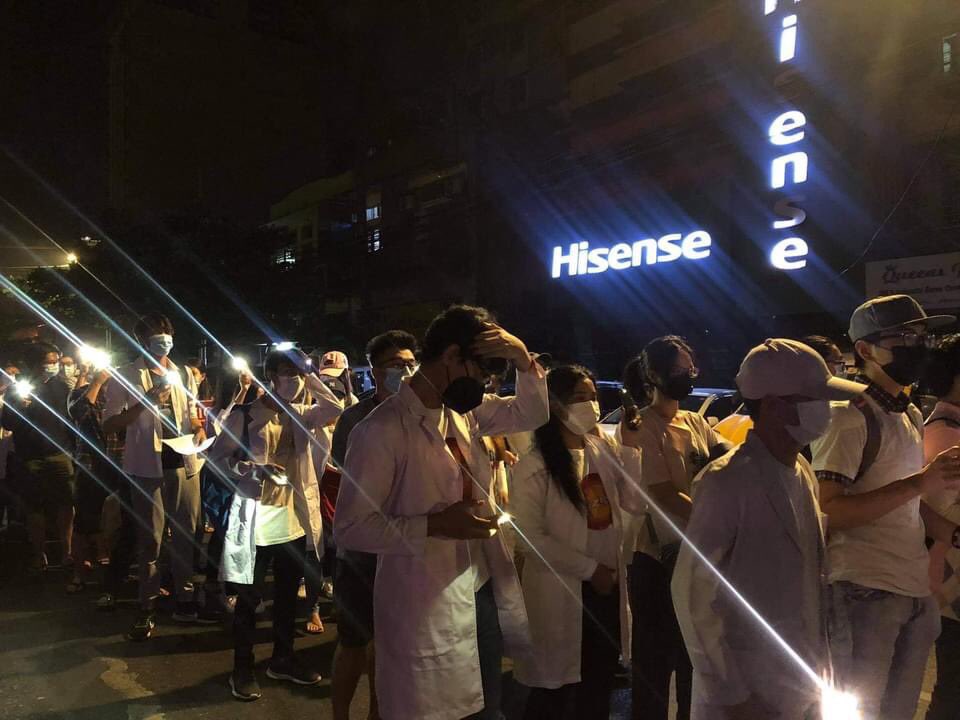 meemeeyeemon's tweet photo. Early morning Dawn strike by medical family at Yangon & Mandalay city this morning #WhatsHappeningInMyanmar
#Mar25Coup
#InternetShutdown #WhiteCoatProtest https://t.co/e5HTq9WFfs