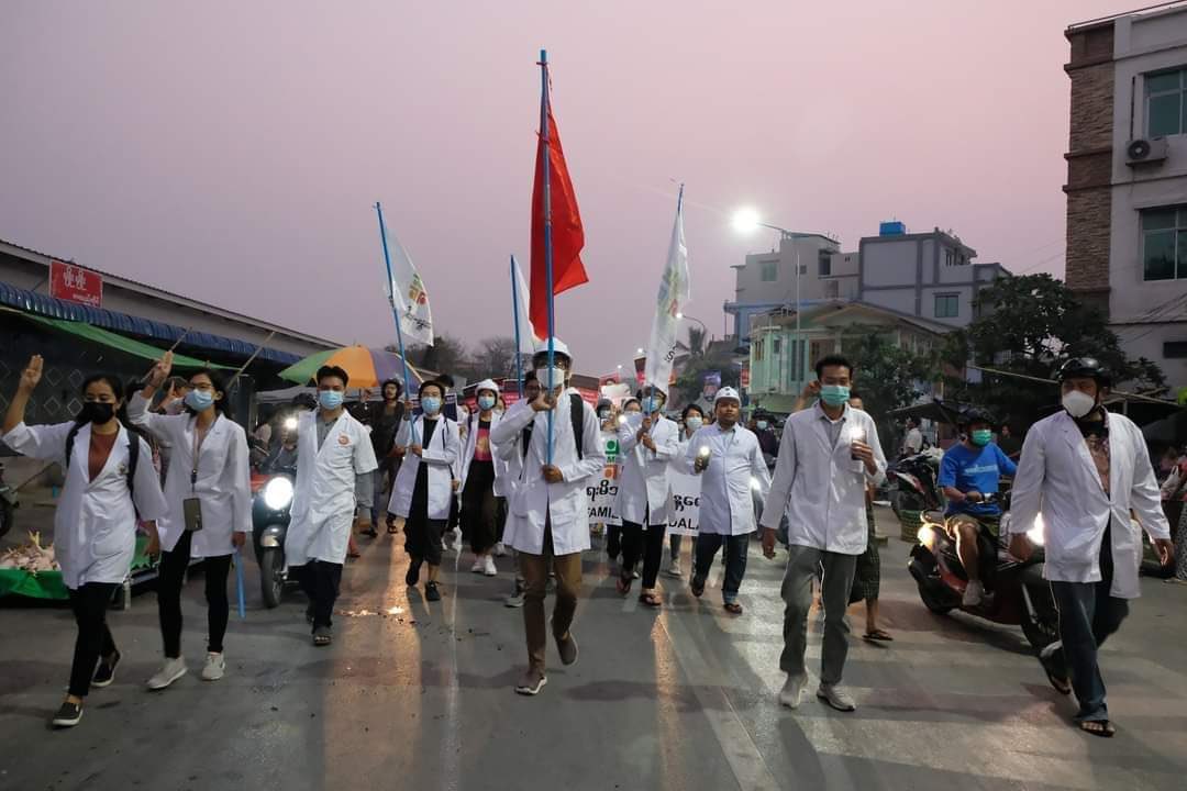 meemeeyeemon's tweet photo. Early morning Dawn strike by medical family at Yangon & Mandalay city this morning #WhatsHappeningInMyanmar
#Mar25Coup
#InternetShutdown #WhiteCoatProtest https://t.co/e5HTq9WFfs