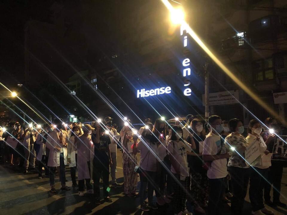 meemeeyeemon's tweet photo. Early morning Dawn strike by medical family at Yangon & Mandalay city this morning #WhatsHappeningInMyanmar
#Mar25Coup
#InternetShutdown #WhiteCoatProtest https://t.co/e5HTq9WFfs