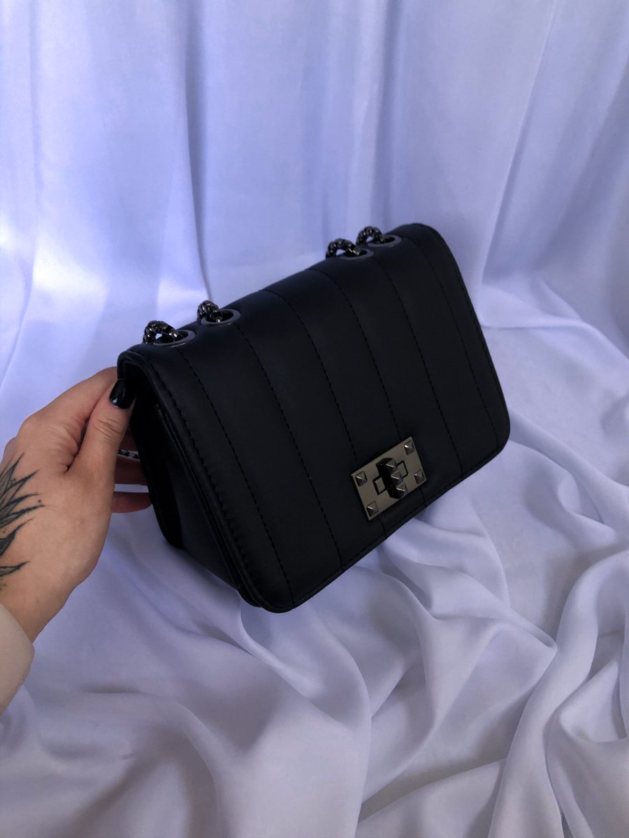 brizafidelis's tweet photo. ooi , vindo aqui pra avisar que lá no insta da minha loja @briesbag chegou novas bolsas. então,  pras  meninas que se interessarem, corram lá que tem muita coisa linda!! 

    rt pra ajudar a miguinha https://t.co/VisEeA51LO