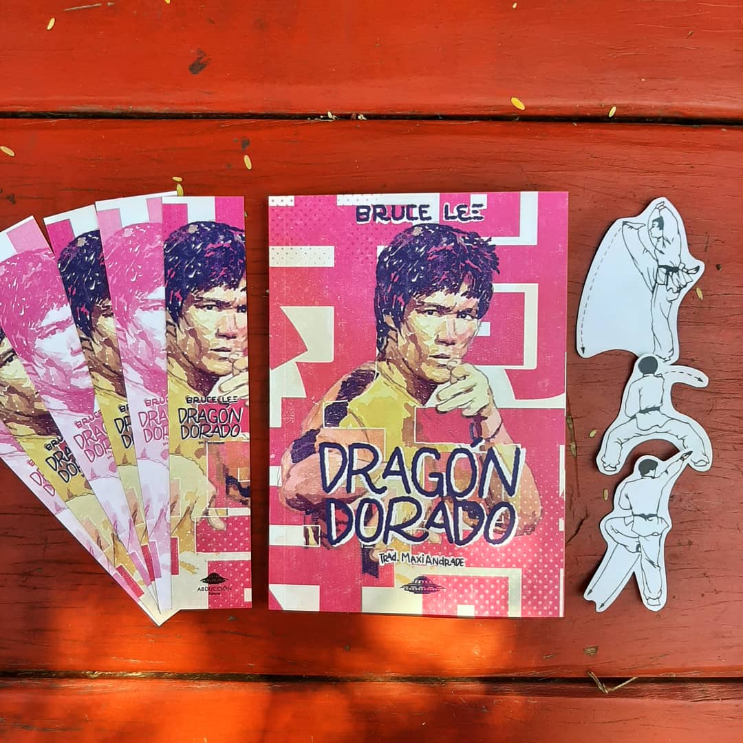 Ya llegó la nueva edición de 🐉Dragón dorado🐉 los poemas de Bruce Lee traducidos por Maxi Andrade 🔥 Pueden adquirirlos a precio rebajado en abduccioneditorial.cl 🦊