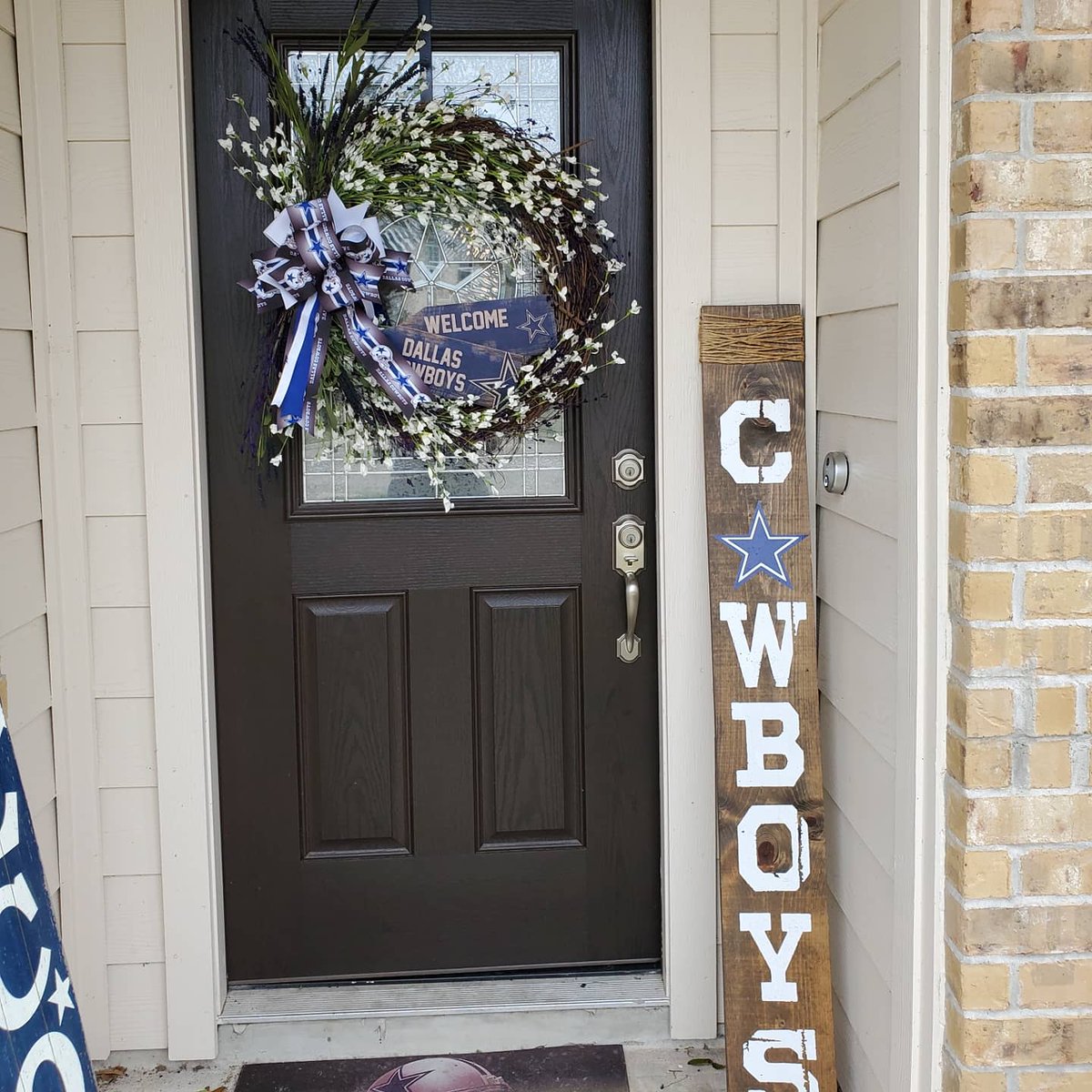 meliwallace88's tweet photo. @dallascowboys @CowboysProShop I just made this wreath #gocowboys https://t.co/MxdSCMC0X1