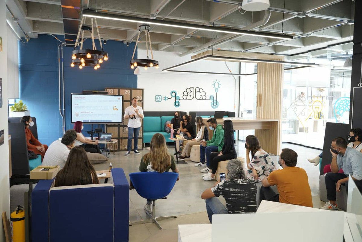 Perpetuo_DC's tweet photo. Hoy realizamos el Comité de Contenido del Distrito Creativo en el Hub de Innovación del SENA con un representante de cada proyecto Creativo, Cultural, Social o Ecológico que ya habita el barrio. Cerebros y corazones creando. #distritoverde #ecodistrito #laindustriadelasideas 💡🌱 https://t.co/zVbDSdgFRH