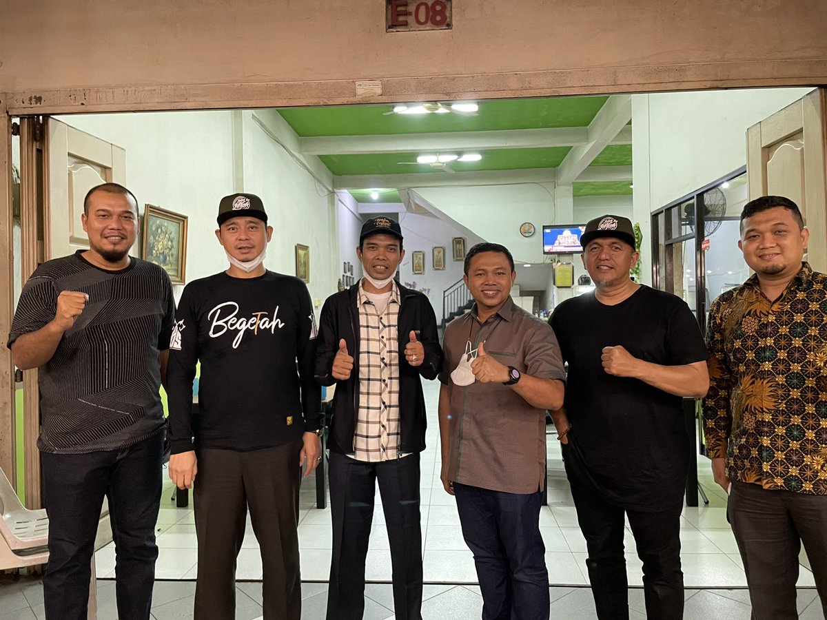 wahidsimbar's tweet photo. sdh lama tdk ketemu, alhamdulillah sy bisa bersilaturahim dg UAS sambil makan malam, bercerita banyak hal. kami hanya bicara santai hanya mengobat kerinduan dan termasuk meminta beliau menjadi dewan penasehat IKA UIN Riau https://t.co/q2zNCWFvX1