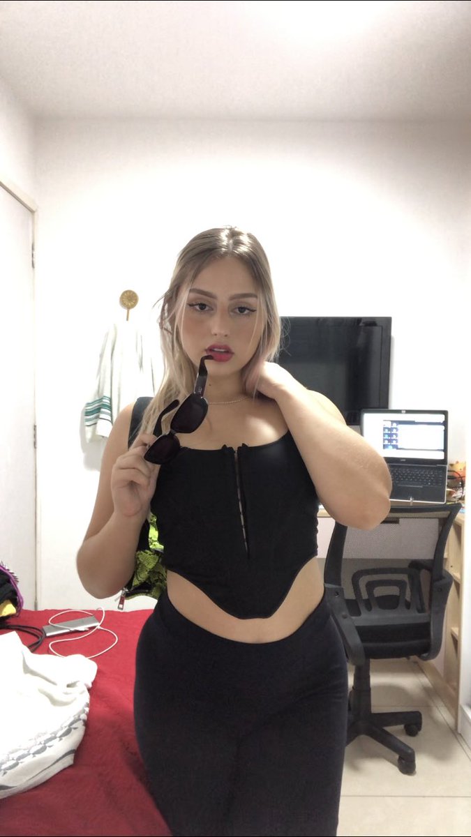 julia_rdx's tweet photo. o que eu fico fazendo durante o ead 👁👄👁 https://t.co/kZVsFhaSlX