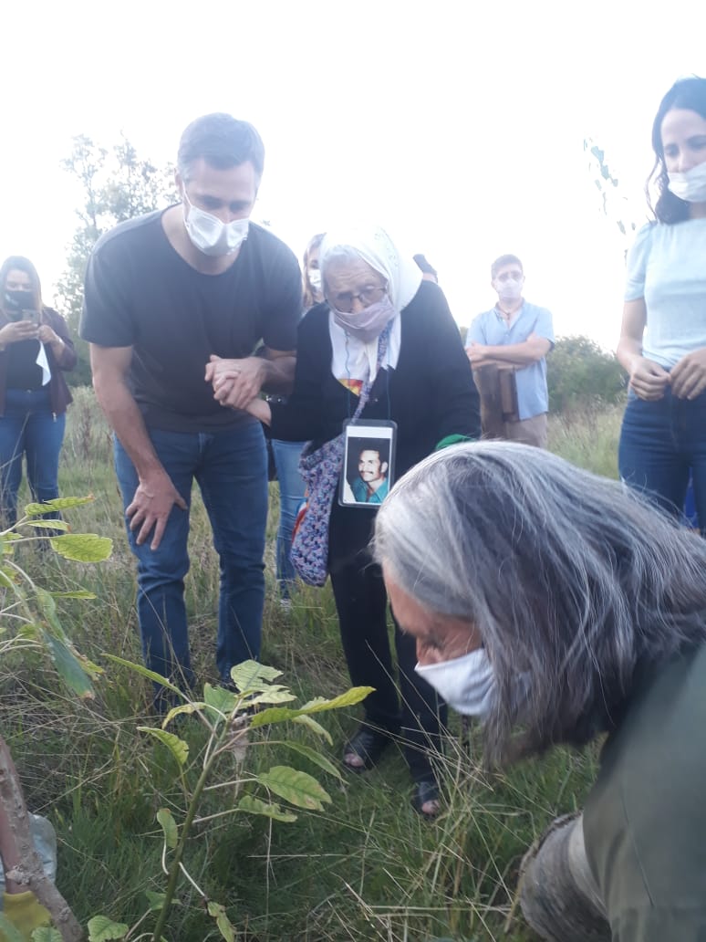 gualma's tweet photo. #PlantemosMemoria en la ReServa ecológica de Pilar. Con la presencia de Norita Cortiñas en una emocionante jornada el Domingo con @erycahahn1970 participó el Int. @FedericoAchaval dijimos #NuncaMás y sembramos futuro, por el Derecho humano al ambiente como condición para la vida. https://t.co/gvsoYC6qOX