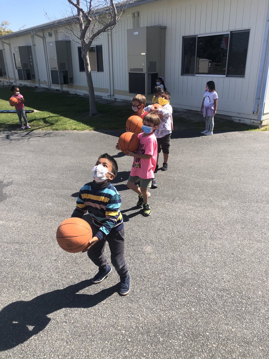 KyleCRuggles's tweet photo. TY AP Ed. Foundation for supporting annual Healthy Hawk Week with great signs &amp; balloons. TY supervisors for organizing fun fitness for Ss in stable groups. Nice job Hawks! ⁦@AlamosaPark⁩ https://t.co/JwRIptbQK1