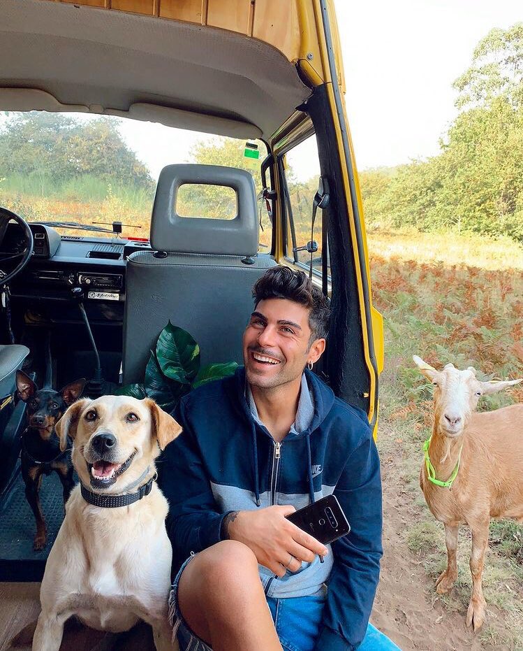 doncasterxnr's tweet photo. Yo también quiero viajar con el amor de mi vida en furgoneta rodeada de animales como Hugo y Lara  #LaIslaDeLasTentaciones12 https://t.co/uFrm51KBFl