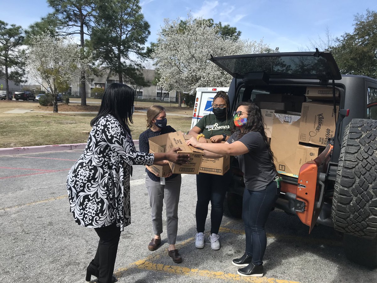 ConderStars's tweet photo. A special thank you to @LowesFoods in Forest Acres for this bountiful donation of food items for our students. Thank you for your generosity! https://t.co/o1HQlThiis