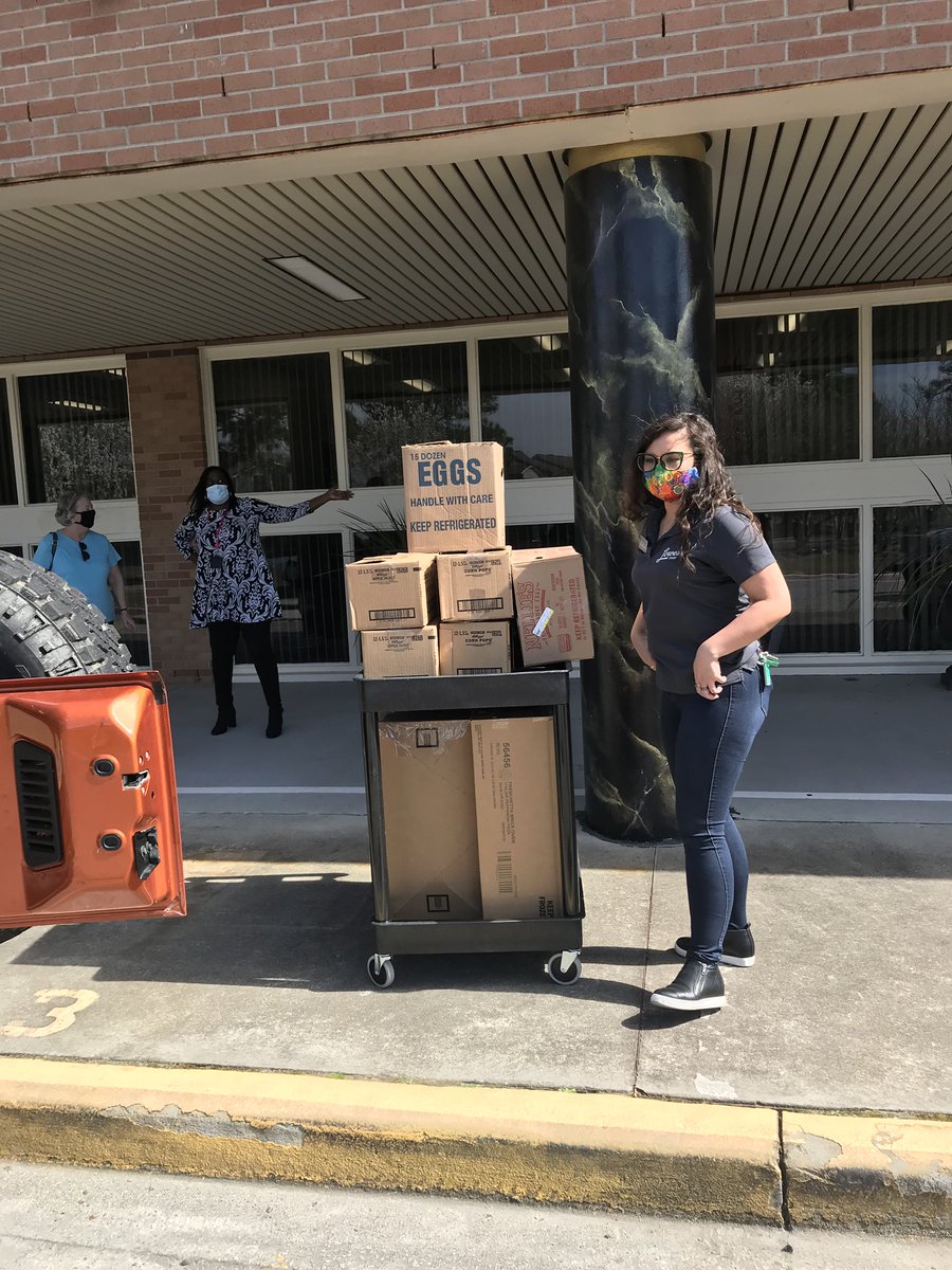 ConderStars's tweet photo. A special thank you to @LowesFoods in Forest Acres for this bountiful donation of food items for our students. Thank you for your generosity! https://t.co/o1HQlThiis
