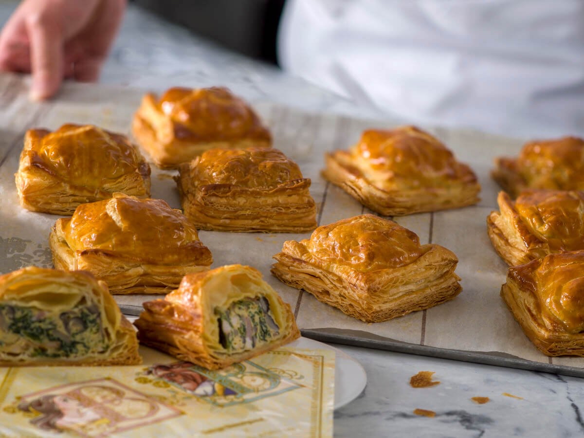 Dtimesdelicious 人気パティスリーと初コラボ 東京ディズニーランド Sadaharu Aoki Paris メニュー キャラメル ガナッシュクッキーサンド 抹茶クリームとチョコレートのクロワッサン タルトカンパーニュ エッグと4種のキノコ 4月1日より提供スタート