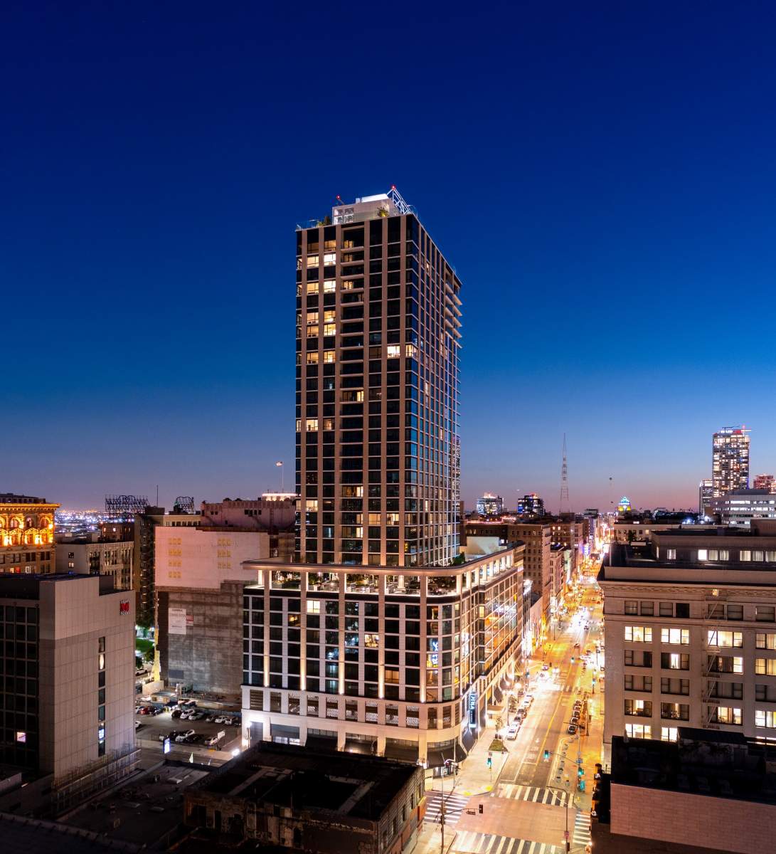 UrbanizeLA's tweet photo. $320-million condo tower completed on Broadway #DTLA https://t.co/TwzCXHrFLn https://t.co/knG1afYE4X