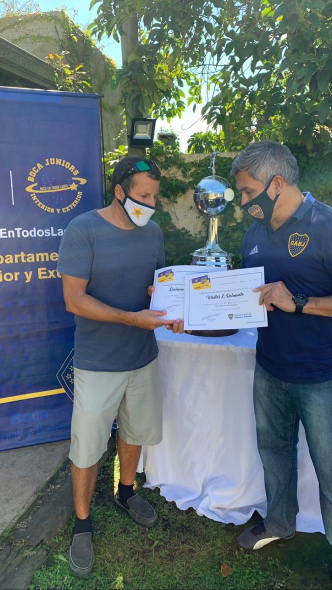 Hoy acompañamos una nueva iniciativa del depto de interior y exterior del CABJ @bocaintyext 🇸🇪
Se entregaron diplomas a socios y socias con más de 15 años de trayectoria junto al Club; y además se hizo entrega de carnets a Adherentes. 

#BocaEnTodosLados
#PeñaLaMitadMás1Mdq
