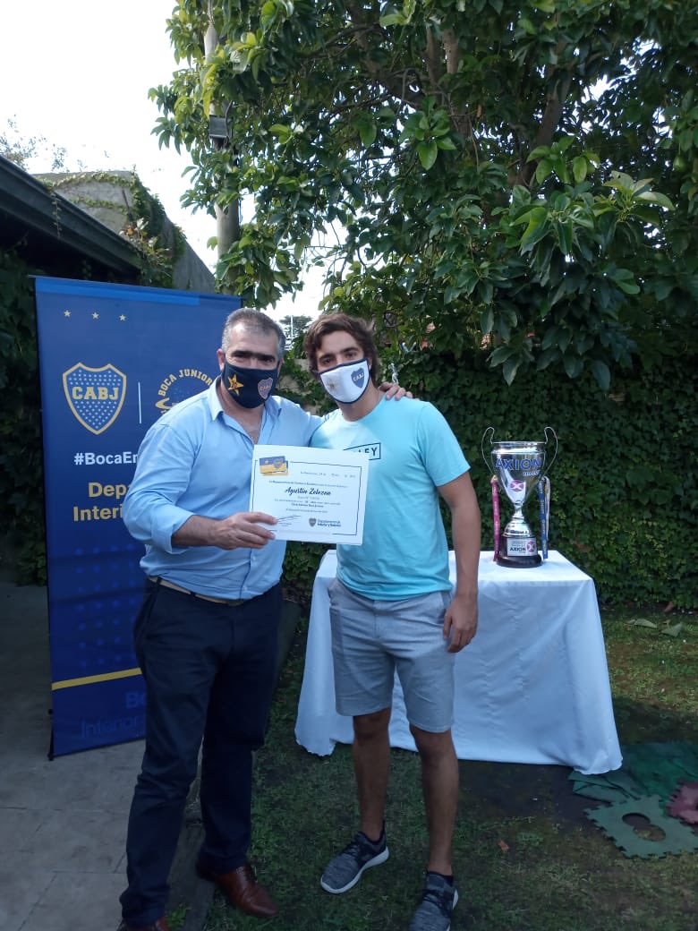 LaMitadMas1_Mdq's tweet photo. Hoy acompañamos una nueva iniciativa del depto de interior y exterior del CABJ @bocaintyext 🇸🇪
Se entregaron diplomas a socios y socias con más de 15 años de trayectoria junto al Club; y además se hizo entrega de carnets a Adherentes. 

#BocaEnTodosLados
#PeñaLaMitadMás1Mdq https://t.co/kRwzW4z0VD