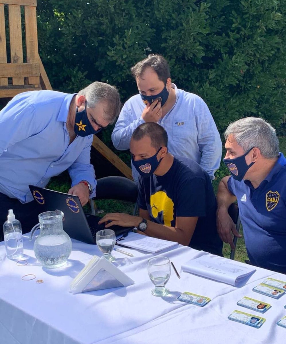 LaMitadMas1_Mdq's tweet photo. Hoy acompañamos una nueva iniciativa del depto de interior y exterior del CABJ @bocaintyext 🇸🇪
Se entregaron diplomas a socios y socias con más de 15 años de trayectoria junto al Club; y además se hizo entrega de carnets a Adherentes. 

#BocaEnTodosLados
#PeñaLaMitadMás1Mdq https://t.co/kRwzW4z0VD
