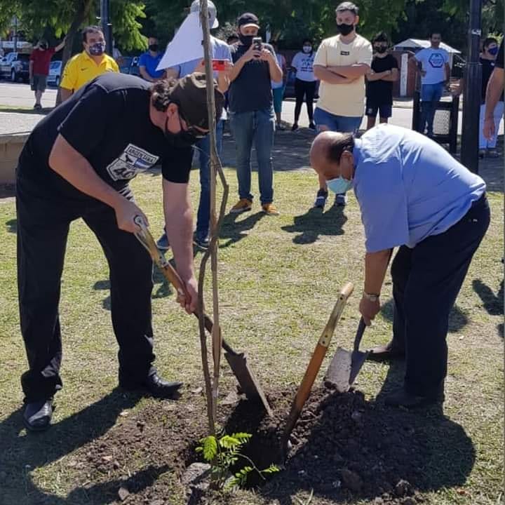 federicomlopez_'s tweet photo. Lo pueblos que siembran memoria tienen porvenir. Hoy junto a @jjosemussi, amigxs y familiares de desaparecidxs y vecinxs nos reunimos en el #PaseoDeLaMemoria para sumarnos a la convocatoria de los Organismos de Derechos Humanos #PlantamosMemoria #Berazategui #BerazateguiMemoria https://t.co/yQWNLfEiII