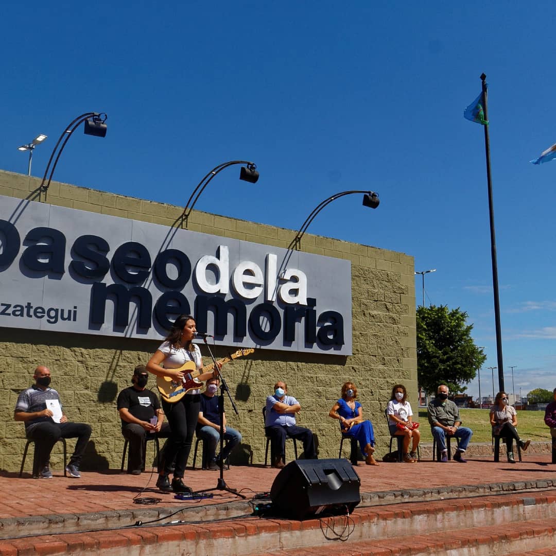 federicomlopez_'s tweet photo. Lo pueblos que siembran memoria tienen porvenir. Hoy junto a @jjosemussi, amigxs y familiares de desaparecidxs y vecinxs nos reunimos en el #PaseoDeLaMemoria para sumarnos a la convocatoria de los Organismos de Derechos Humanos #PlantamosMemoria #Berazategui #BerazateguiMemoria https://t.co/yQWNLfEiII