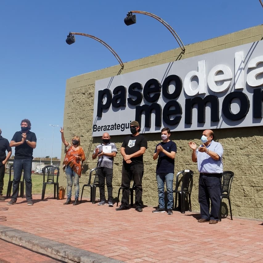 federicomlopez_'s tweet photo. Lo pueblos que siembran memoria tienen porvenir. Hoy junto a @jjosemussi, amigxs y familiares de desaparecidxs y vecinxs nos reunimos en el #PaseoDeLaMemoria para sumarnos a la convocatoria de los Organismos de Derechos Humanos #PlantamosMemoria #Berazategui #BerazateguiMemoria https://t.co/yQWNLfEiII