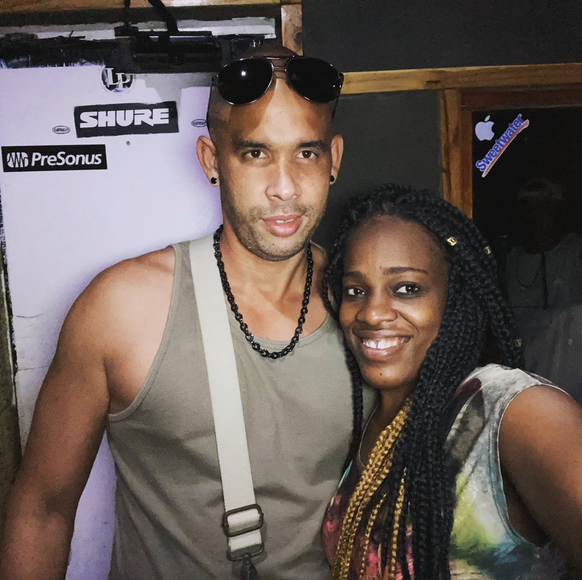 Hola mi gente✌ , hoy nuevamente en el estudio🎙♩🎶🎤 , pero esta vez armando la percusión de los temas 🥁 una de las cosas que mas disfruto hacer😜😃

💪🏽✌🏽Somos el menor y yo para la historia✌🏽💪🏽
.
.
.
.
#yulyhavanac #unashorascontigo 
#poplatino🎙 #musicacubana #cubanmusic🇨🇺